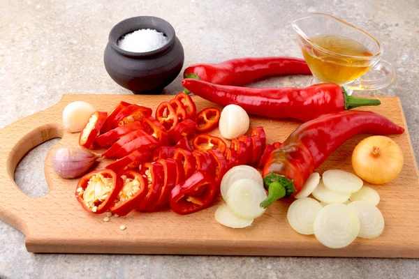 Röd chili peppar, vitlök, lök, salt och vinäger färska ekologiska grönsaker till sallad. — Stockfoto