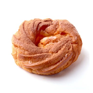 Çikolata ve pudra şekeri krem puf yüzük, choux pasta. Beyaz arka plan üzerinde izole.