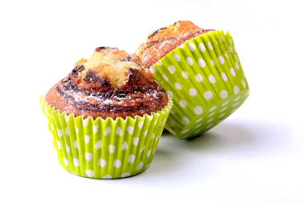 Sortiert mit köstlichen hausgemachten Cupcakes mit Rosinen und Schokolade isoliert auf weißem Hintergrund. Muffins. Ansicht von oben. Kopierraum. — Stockfoto