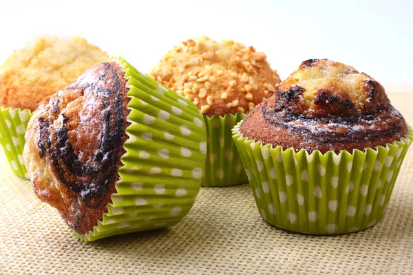 Assorti met heerlijke zelfgemaakte cupcakes met rozijnen en chocolade geïsoleerd op witte achtergrond. Muffins. Bovenaanzicht. Kopiëren van ruimte. — Stockfoto