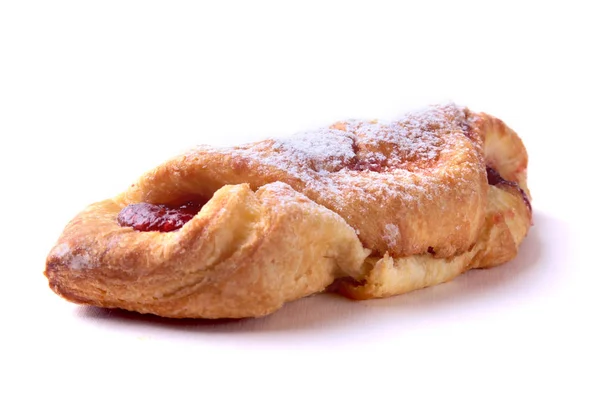 Osterfrühstück mit traditionellen heißen Kreuzbrötchen mit Marmelade und Glas mit Milch. von oben auf Holztisch. — Stockfoto