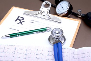RX reçeteli, kırmızı kalp, asorted pils ve beyaz arka plan üzerinde bir stetoskop