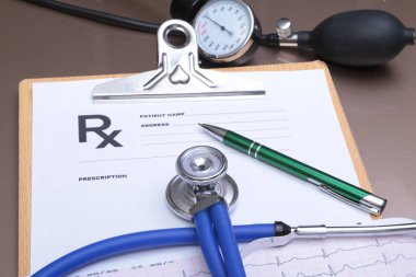 RX reçeteli, kırmızı kalp, asorted pils ve beyaz arka plan üzerinde bir stetoskop