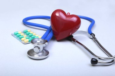 RX reçeteli, kırmızı kalp, asorted pils ve beyaz arka plan üzerinde bir stetoskop