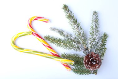 Noel ağacı, hediye kutusu, lolipop ve beyaz arka plan üzerinde renkli toplar. kopya alanı.