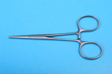 Yakın kadar cerrahi aletler ve araçlar mavi ayna arka plan üzerinde. Seçici odak.