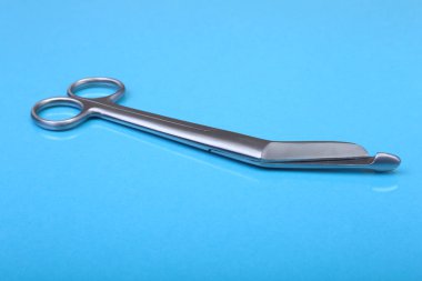 Yakın kadar cerrahi aletler ve araçlar mavi ayna arka plan üzerinde. Seçici odak.