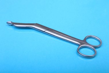 Yakın kadar cerrahi aletler ve araçlar mavi ayna arka plan üzerinde. Seçici odak.