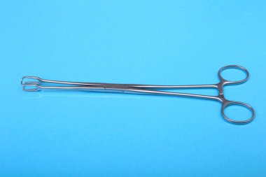 Yakın kadar cerrahi aletler ve araçlar mavi ayna arka plan üzerinde. Seçici odak.