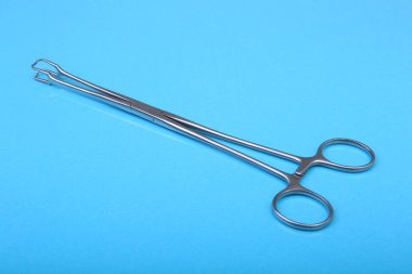 Yakın kadar cerrahi aletler ve araçlar mavi ayna arka plan üzerinde. Seçici odak.