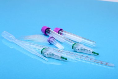 Laboratuvar kümesi için kan testi sağlar. Petri dish, kazıyıcı, Spektrofotometre cuvettes, kan tüp. Seçici odak.