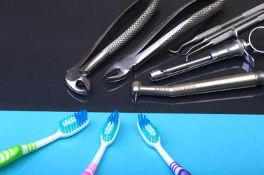 Diş Bakımı diş fırçası Diş hekimi araçları ayna arka plan ile. Seçici odak.