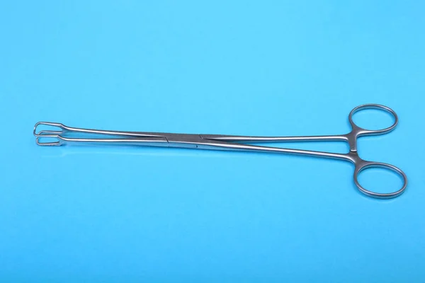 Close Up Instrumentos quirúrgicos y herramientas sobre fondo de espejo azul. Enfoque selectivo . —  Fotos de Stock