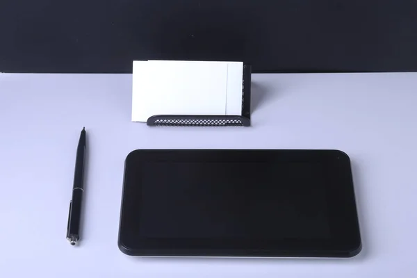 İş kavramı. Kraft spiral defter, gözlük, smartphone ve siyah kalem mockup için arka plan üzerinde izole Üstten Görünüm. — Stok fotoğraf