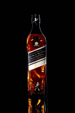 Grodno, Belarus, tercihine 04, 2018, Johnnie Walker Çift Kişilik Black label harmanlanmış scotch viski.
