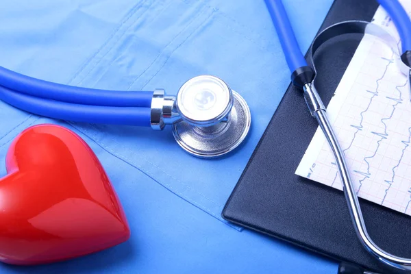 Estetoscopio médico, lista de antecedentes médicos del paciente, prescripción RX, corazón rojo y azul médico uniforme primer plano. Ayuda médica o concepto de seguro. Atención cardiológica, salud, protección y prevención . — Foto de Stock