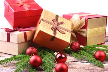 Hediye kutuları, mumlar ve topları ile yeni yıl veya Noel süslemeleri. tebrik kartı. Seçici odak, kopya alanı.