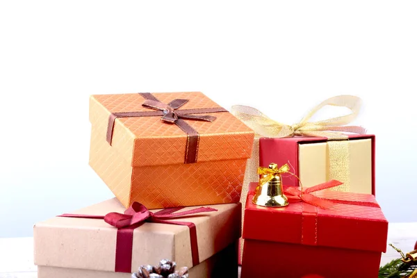 Décorations de Nouvel An ou de Noël avec coffrets cadeaux, bougies et boules. carte de vœux. Mise au point sélective, espace de copie . — Photo
