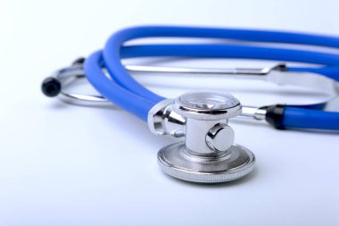 Tıbbi steteskop beyaza izole edilmiş. - Yakın çekim. Seçici odak.