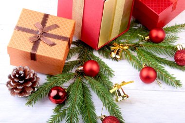 İyi Bayramlar. Hediye kutuları, mumlar ve topları ile yeni yıl veya Noel süslemeleri. tebrik kartı.