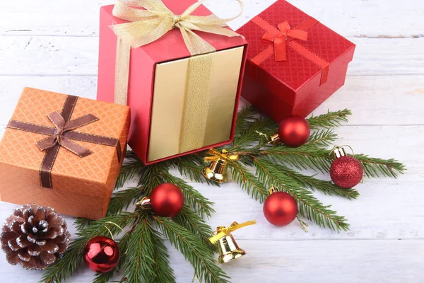 Felices Fiestas. Decoraciones de Año Nuevo o Navidad con cajas de regalo, velas y bolas. tarjeta de felicitación . — Foto de Stock