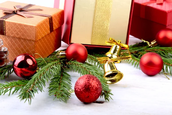 Счастливых праздников. Новогодние или рождественские украшения с подарочными коробками, свечами и шариками. поздравительная открытка . — стоковое фото