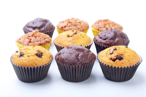 Assorti Met Heerlijke Zelfgemaakte Cupcakes Met Rozijnen Chocolade Geïsoleerd Witte — Stockfoto