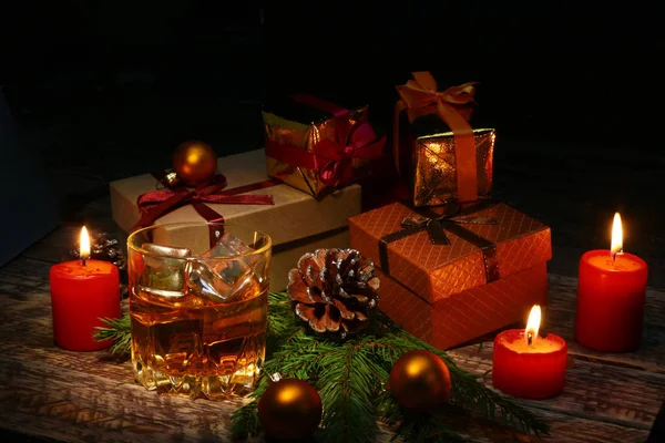 Κονιάκ Ουίσκι Στο Ποτήρι Χριστούγεννα Μπάλες Κουτιά Δώρων Και Κεριά — Φωτογραφία Αρχείου