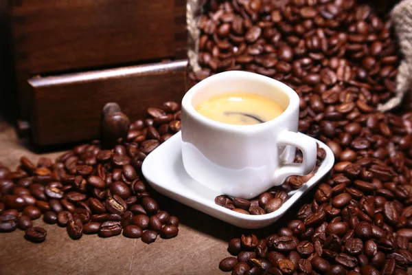 Frisch Geröstete Kaffeebohnen Klettenbeutel Kaffeetasse Und Mühle Auf Dunklem Hintergrund — Stockfoto