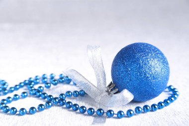 Kar ve kar tanesi dalgalı tüylerle mavi gümüş topları ile Noel ve holiday kompozisyon