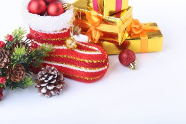 Neşeli Noel kompozisyon. Noel Baba'nın ayakkabı beyaz arka plan üzerinde izole hediye kutuları ile. İyi Bayramlar