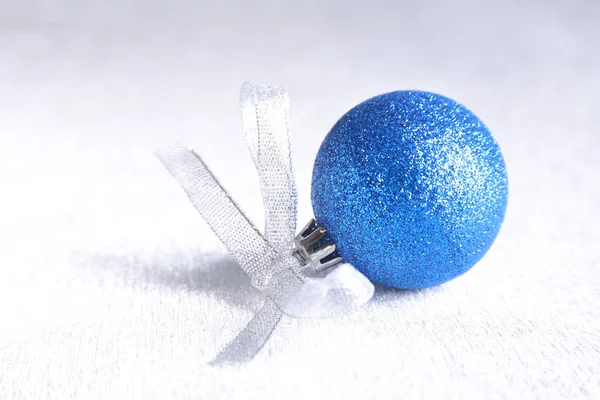 Composition Noël Vacances Avec Boules Argent Bleues Sur Plumes Bouillonnantes — Photo