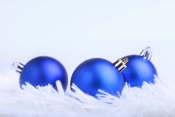 Рождественская Праздничная Композиция Голубыми Серебряными Шариками Волнистых Перьях Снегом Снежинками — стоковое фото
