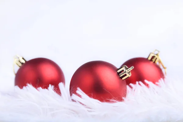 Χριστουγεννιάτικο Φόντο Κόκκινο Μπάλα Και Κορδέλα Καλά Χριστούγεννα Χιόνι Νιφάδες — Φωτογραφία Αρχείου