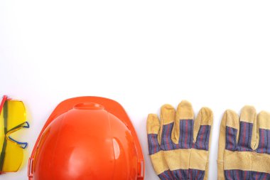 Turuncu kask, deri iş eldiven ve koruyucu gözlük beyaz bir arka plan üzerinde