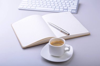 Ofis masaları defter, tükenmez kalem, bilgisayar klavye, kahve, tablet pc ile. kopya alanı