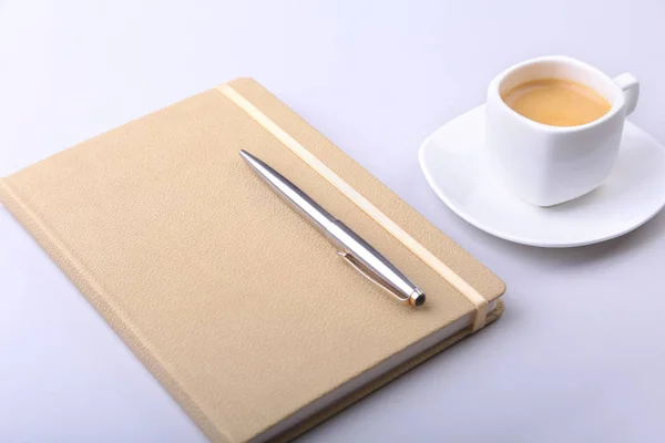 Stilvolles Notizbuch Kugelschreiber Und Weiße Tasse Mit Duftendem Espresso Auf — Stockfoto