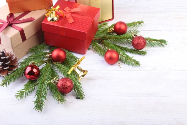 Árbol Navidad Conos Bolas Coloridas Año Nuevo Con Cinta Caja — Foto de Stock