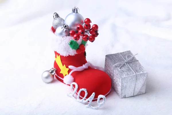 Счастливого Рождества Ботинок Санты Подарочными Коробками Волнистых Перьях Снегом Снежинками — стоковое фото