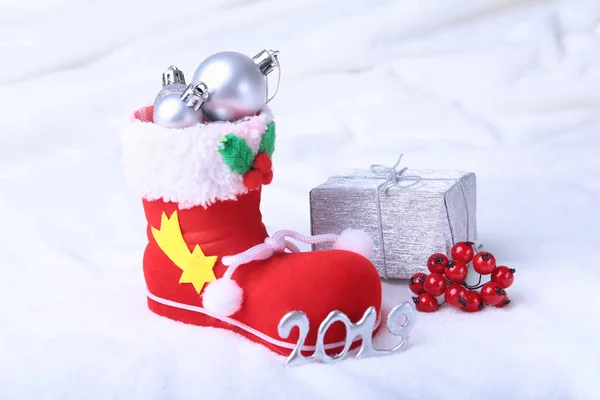 Feliz Composición Navidad Zapato Santa Con Cajas Regalo Plumas Onduladas — Foto de Stock