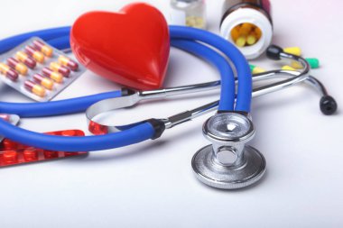 steteskop ve kırmızı kalp, renkli hap, tablet, kapsül kabarcıklar eczane ve ilaç için.