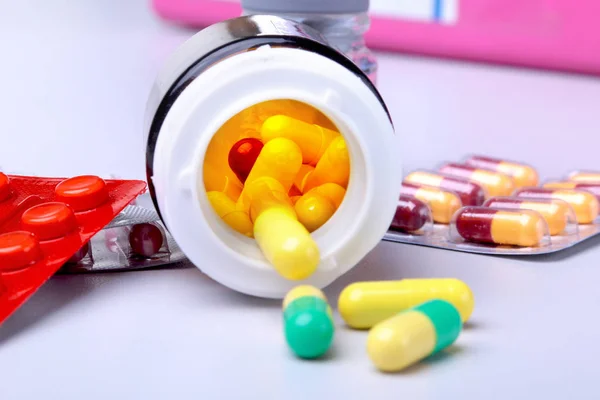 Gekleurde pillen, tabletten, Capsules blaren en rood hart voor farmacie en geneeskunde. — Stockfoto