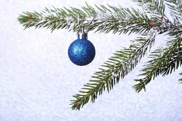 Kerstboom en New Years kleurrijke ballen met lint op onscherpe achtergrond. Decoratie voor prettige feestdagen. Kopiëren van ruimte. — Stockfoto