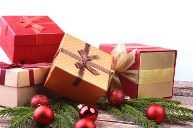 İyi Bayramlar. Hediye kutuları, mumlar ve topları ile yeni yıl veya Noel süslemeleri. tebrik kartı.