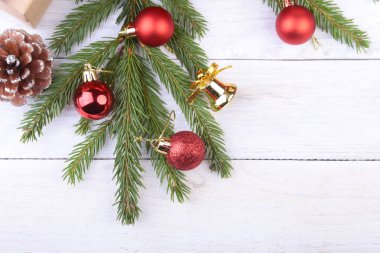 İyi Bayramlar. Hediye kutuları, mumlar ve topları ile yeni yıl veya Noel süslemeleri. tebrik kartı.