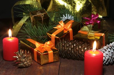 Noel ağacı ve koniler, şerit ve hediye kutusu ahşap arka plan üzerinde renkli toplarla yeni yıl. Dekorasyon için mutlu tatiller. Kopya alanı.