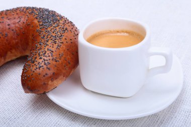 Klasik espresso beyaz Kupası ve kruvasan beyaz arka plan üzerinde. Üstten Görünüm.