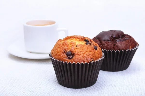 Colazione mattutina perfetta con espresso classico in tazza bianca, torta e cioccolato su sfondo bianco . — Foto Stock