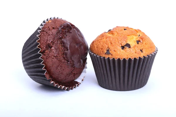 Blandade med läckra hembakade muffins, cupcake med russin, nötter och choklad isolerade på vit bakgrund. — Stockfoto