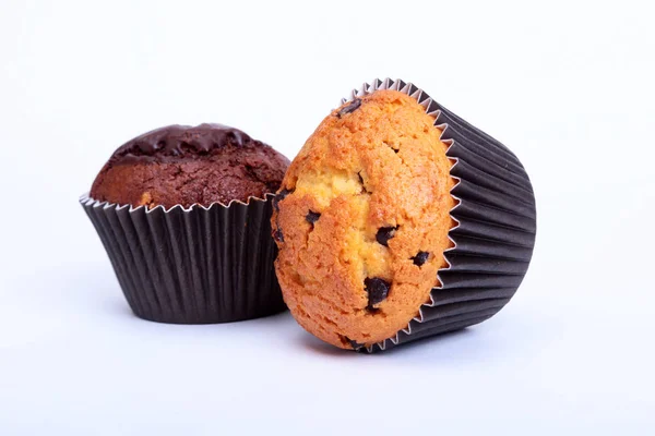 Assorti met heerlijke huisgemaakte muffin cupcake met rozijnen, noten en chocolade geïsoleerd op witte achtergrond. — Stockfoto